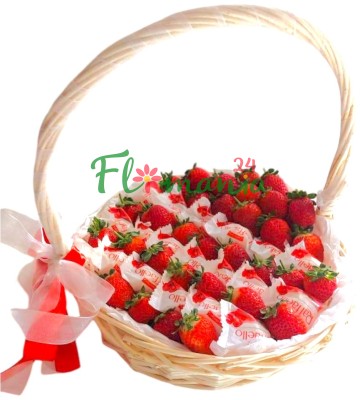 Корзина с сочной клубникой и конфетками Raffaello